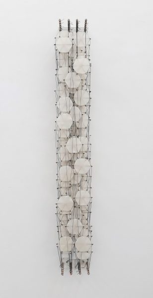 Jacob Hashimoto, Untitled, 2000 bambou, acrylique et pigments, papier et Dacron, 132 x 18 x 18 cm