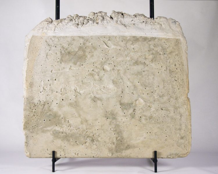 CLAUDE DE SORIA, PLI PLAT, 1980, CIMENT, 44 X 50 X 3 CM