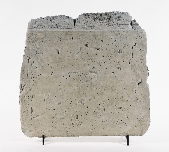 CLAUDE DE SORIA, PLI PLAT, 1980, CIMENT, 38 X 40 X 1.5 CM