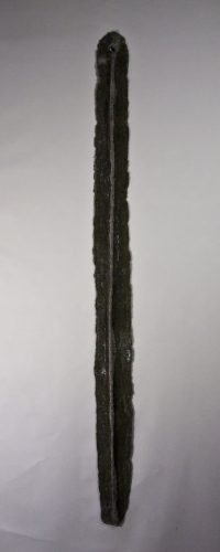 CLAUDE DE SORIA, Aiguille plate à un sillon, 1990, ciment, 133,5 x 10,5 x 3 cm