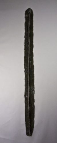 CLAUDE DE SORIA, Aiguille plate à un sillon, 1990, ciment, 133,5 x 10,5 x 3 cm