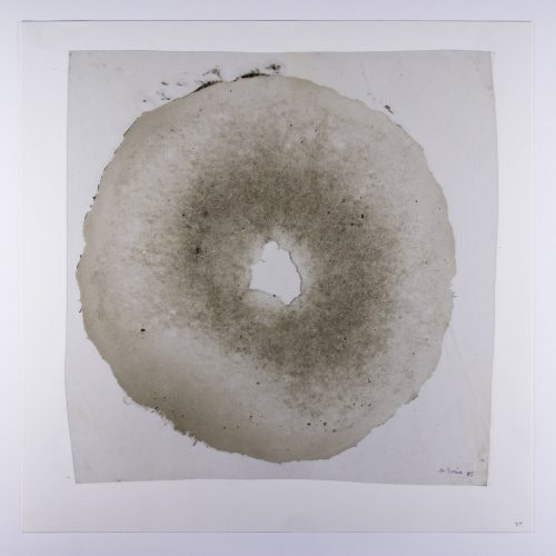 CLAUDE DE SORIA, EMPREINTE (OUVERTURE), 1985, CIMENT ET PLASTIQUE SUR PAPIER, 50 X 50 CM