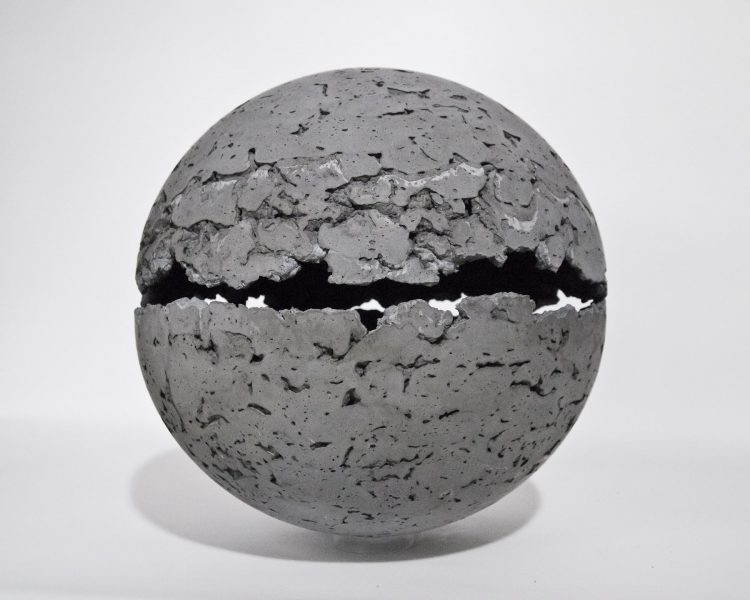 CLAUDE DE SORIA, BOULE, 1976, CIMENT, DIAM : 40 CM