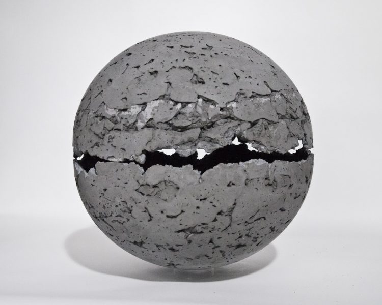 CLAUDE DE SORIA, BOULE, 1977, Ciment, DIAM : 22 cm