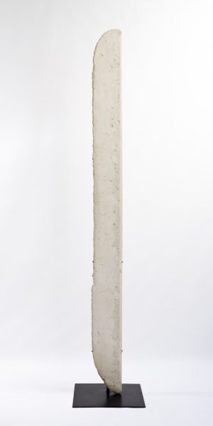 CLAUDE DE SORIA, LAME, 1985, CIMENT, 263 X 22.5 CM