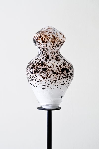 Pauline GUERRIER (1990)
Tako Tsubo XVI, 2023 Verre soufflé 
28 x 16 x 16 cm