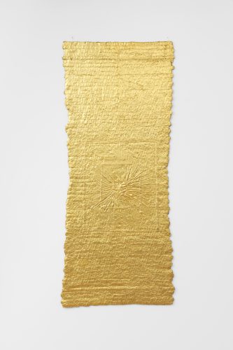 OLGA DE AMARAL, ESTELA 56, 2015, FEUILLE D'OR ET PLÂTRE SUR LIN, 165 x 68.6 cm