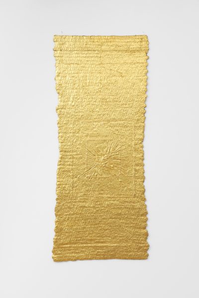 OLGA DE AMARAL, ESTELA 56, 2015, FEUILLE D'OR ET PLÂTRE SUR LIN, 165 x 68.6 cm