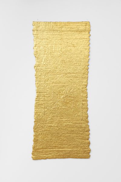 OLGA DE AMARAL, ESTELA 56, 2015, FEUILLE D'OR ET PLÂTRE SUR LIN, 165 x 68.6 cm