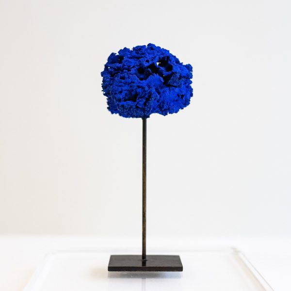 YVES KLEIN, Sculpture éponge bleue sans titre, 1961, Dry pigment and seynthetic resin on natural sponge, metallic rod and base, 15,5 × 4,8 × 5,2 cm