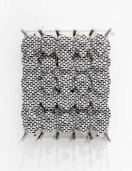 Jacob Hashimoto, All this immeasurable static, 2022, bambou, acrylique, papier, bois et Dacron, 61,5 x 47,5 x 20 cm
