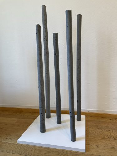 CLAUDE DE SORIA, Tiges, 1979, ciment, 140 x 63 x 63 cm