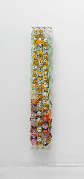 Jacob Hashimoto, The Immeasurable Equation, 2015, bambou, acrylique, pigments, papier, nylon et Dacron, 183 x 28 x 20 cm
