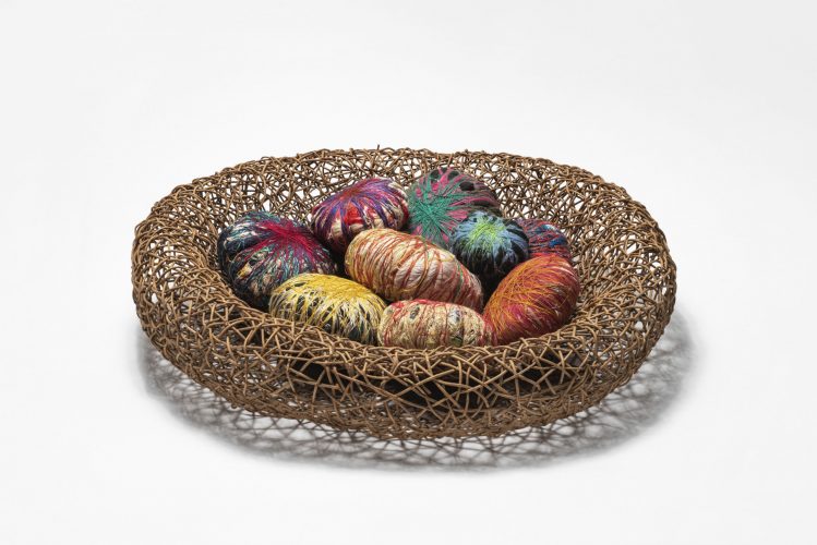 SHEILA HICKS, SANS TITRE, ASSEMBLAGE DE FILS DE LAINE ET PANIER FAIT PAR MASAKO MAKI, 15 × 60 × 56 cm