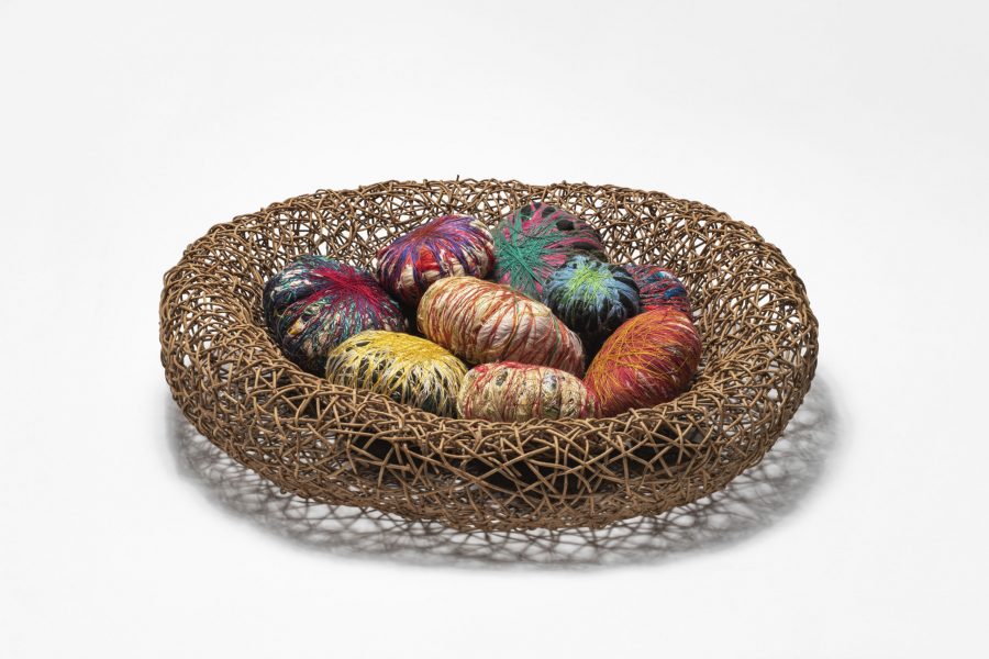 SHEILA HICKS, SANS TITRE,  ASSEMBLAGE DE FILS DE LAINE ET PANIER FAIT PAR MASAKO MAKI, 15 × 60 ×  56 cm