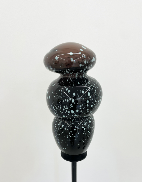 Pauline GUERRIER (1990)
Tako Tsubo XII, 2023 Verre soufflé 
33 x 17 x 17 cm