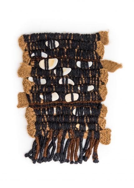 SHEILA HICKS, SANS TITRE, LAINE ET COQUILLAGES, 20.5 × 18 CM