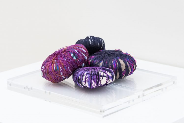 SHEILA HICKS, SANS TITRE, ASSEMBLAGE DE FILS DE LAINE, 23 × 20 × 5 CM
