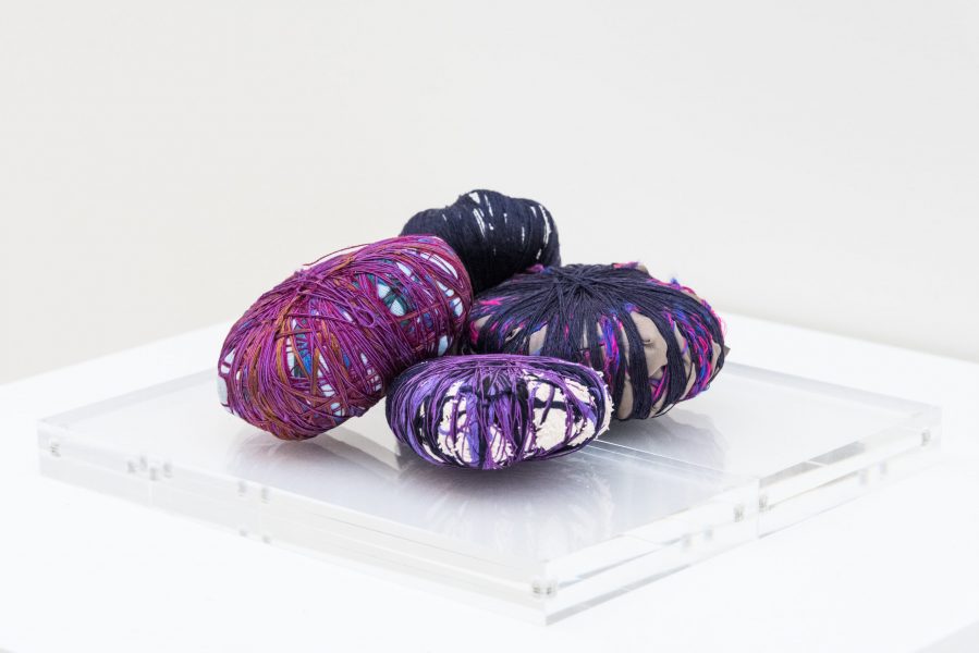 SHEILA HICKS, SANS TITRE, ASSEMBLAGE DE FILS DE LAINE, 23 × 20 × 5 CM